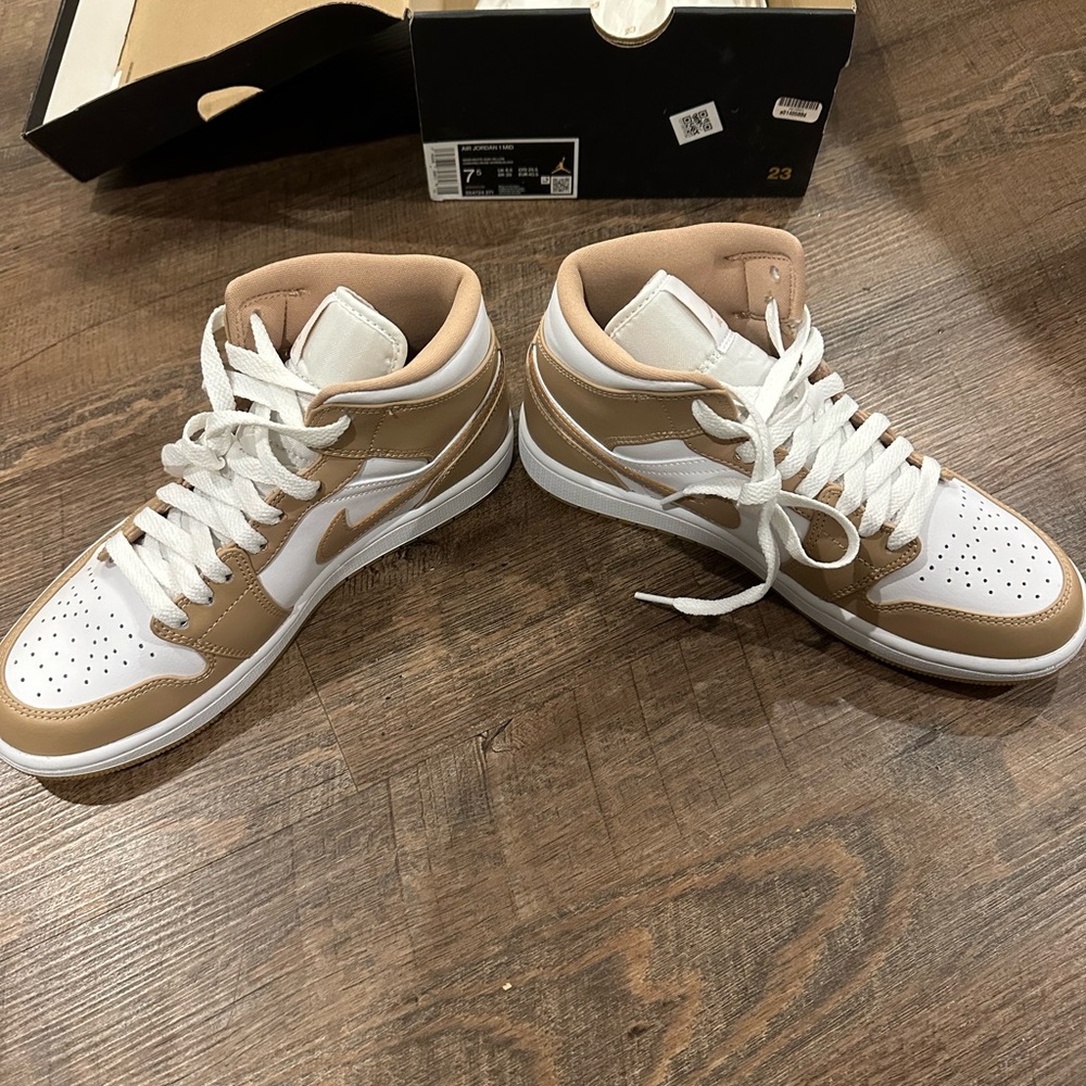 Air jordan 1 Mid size 7.5 women’s, never been worn